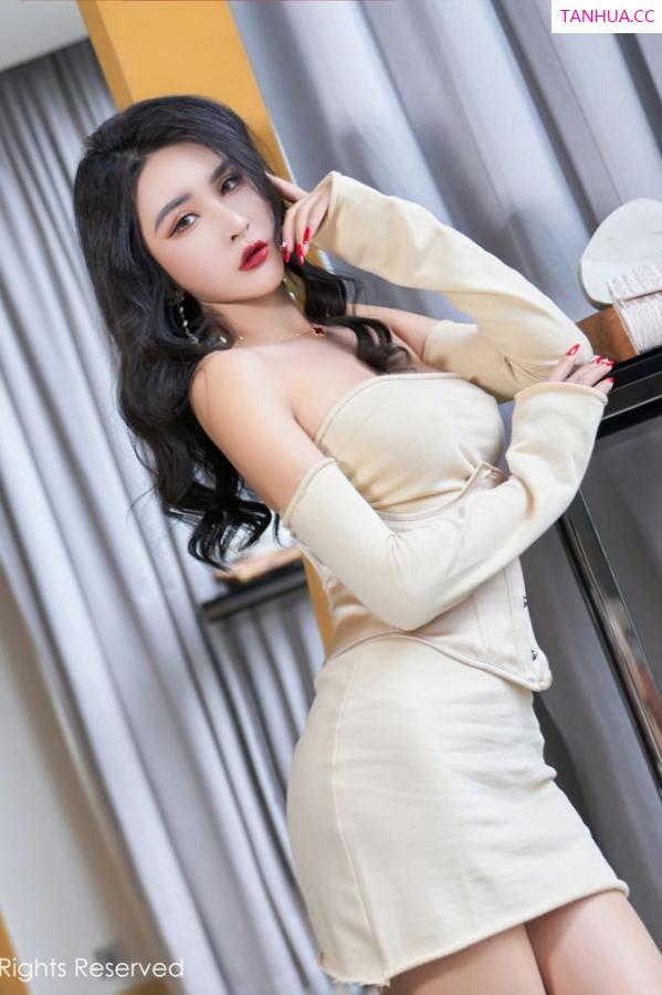 Emily尹菲云南旅拍 米色礼裙华丽多姿
